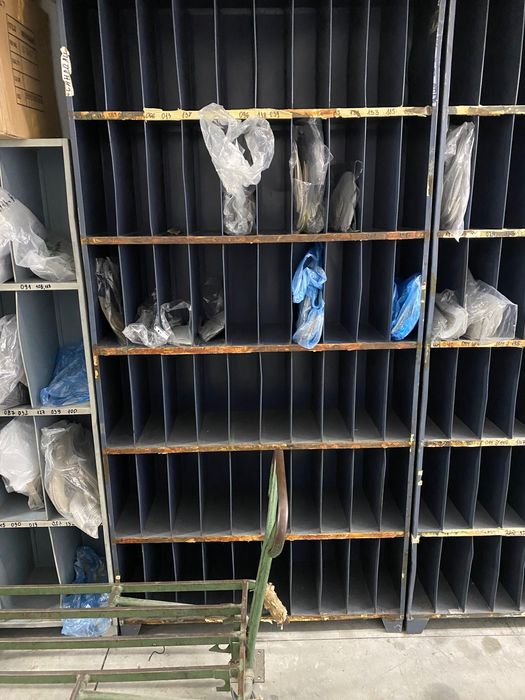 Метални шкафове/рафтове с отделения