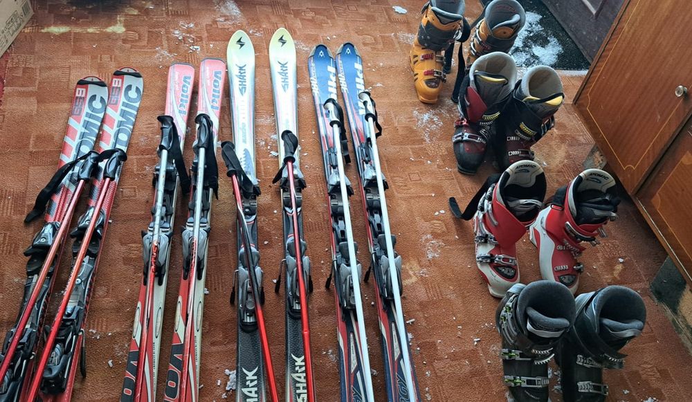 Vând set schiuri+ clăpari 4 perechi