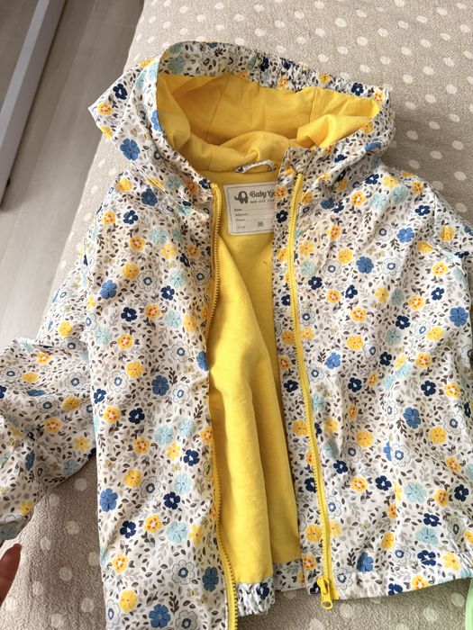 Продам курточки на девочку рост 98 и 105