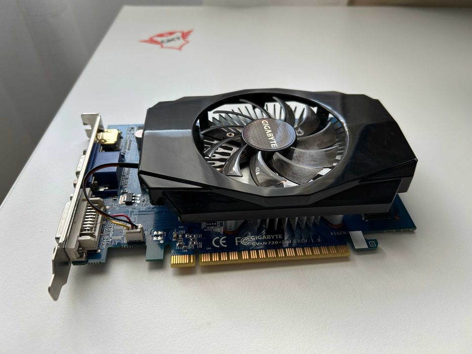 GeForce GT 730 – Placa video pentru oameni mari, care lucrează.