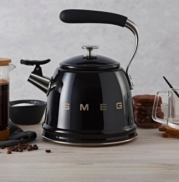Классический чайник для плиты со свистком Smeg Whistling Kettle
