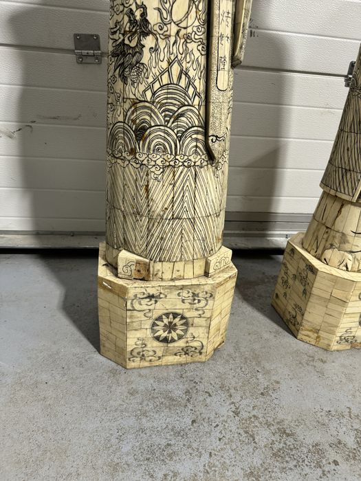 Doua statueta chinezesti din lemn, imbracate in os