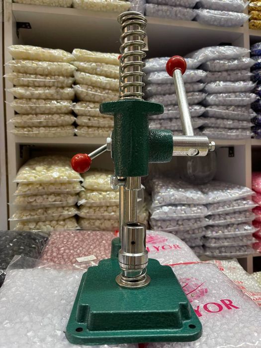 Knopka kalso va materialga tugma qoplash apparatlari