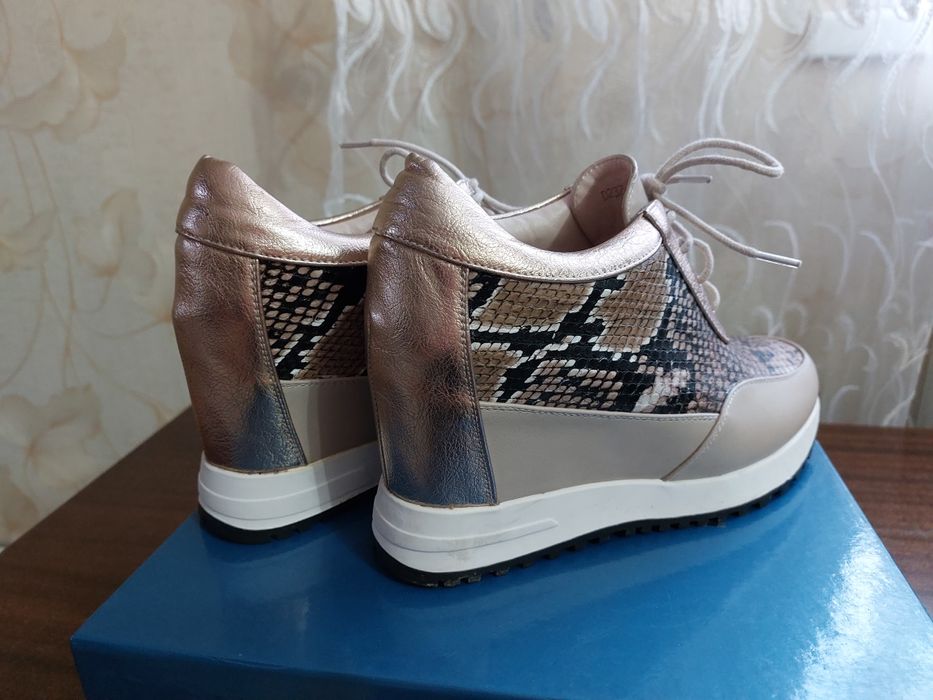 Продам кроссовки