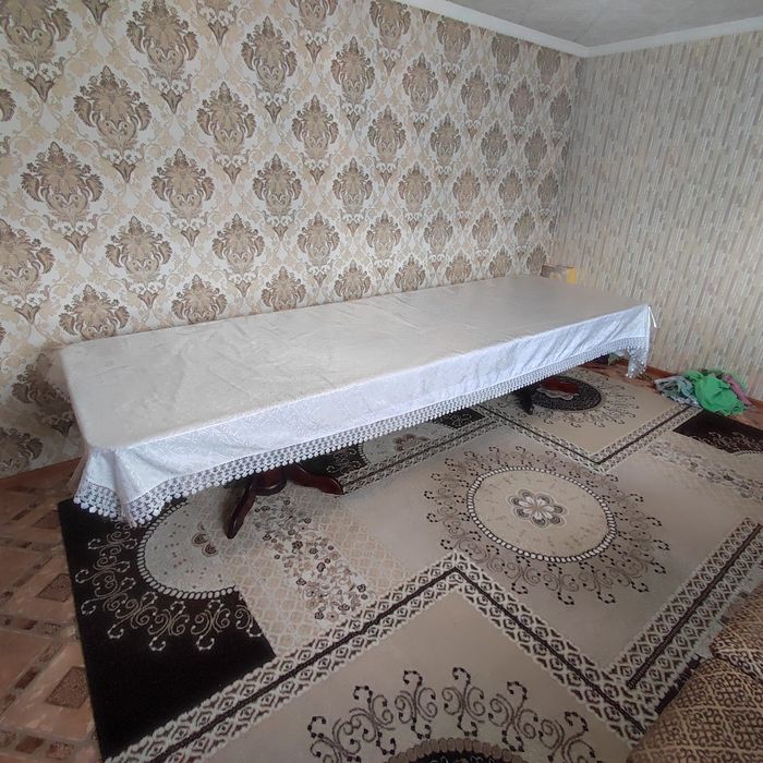 Стол и стулья для гостинной