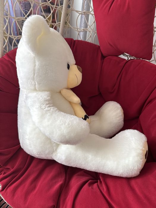 Белый плюшевый медведь