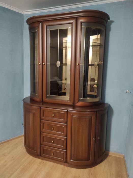 Продам шкаф-буфет.