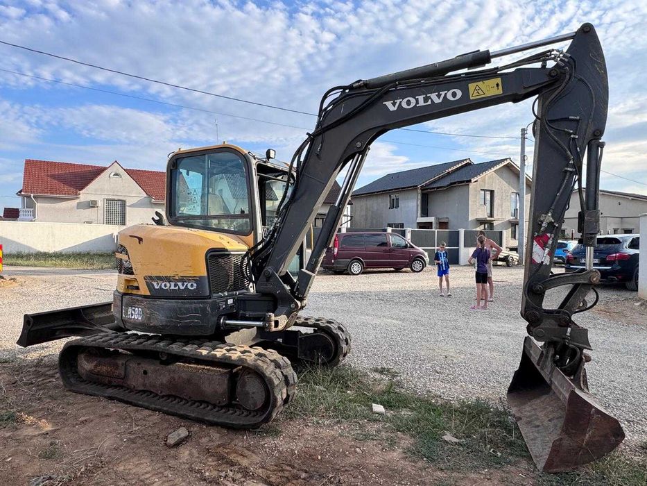 Miniexcavator Volvo ECR58D si Bobcat E50