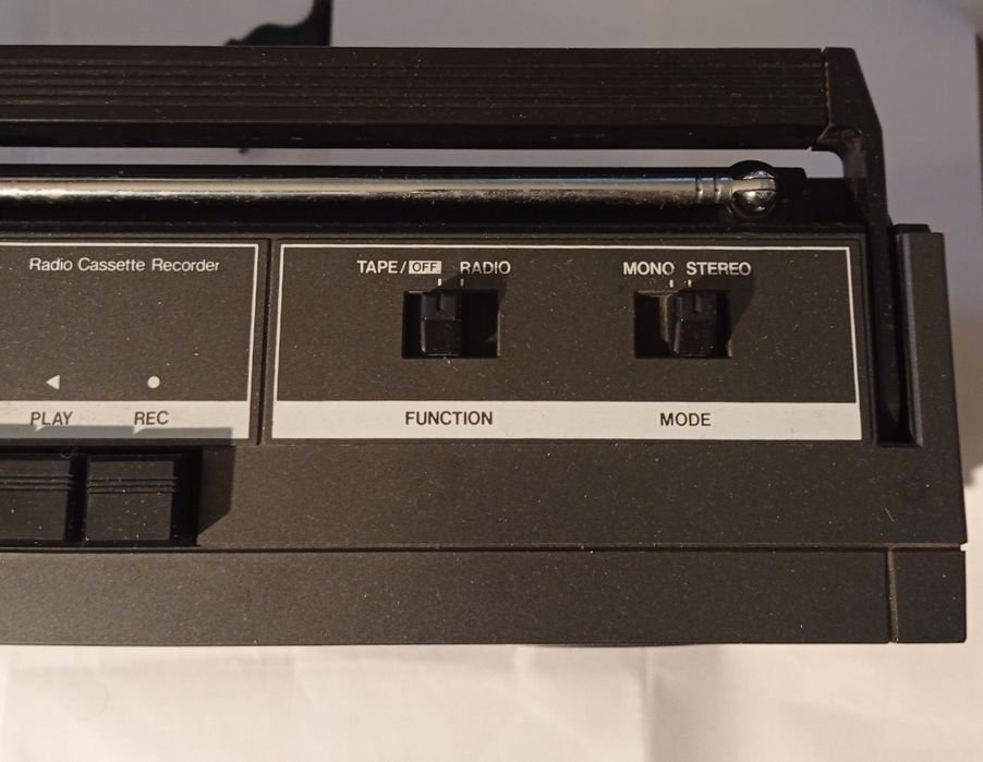 Vând/Schimb Radio-Casetofon Melectronic+International leduri-preț buc.