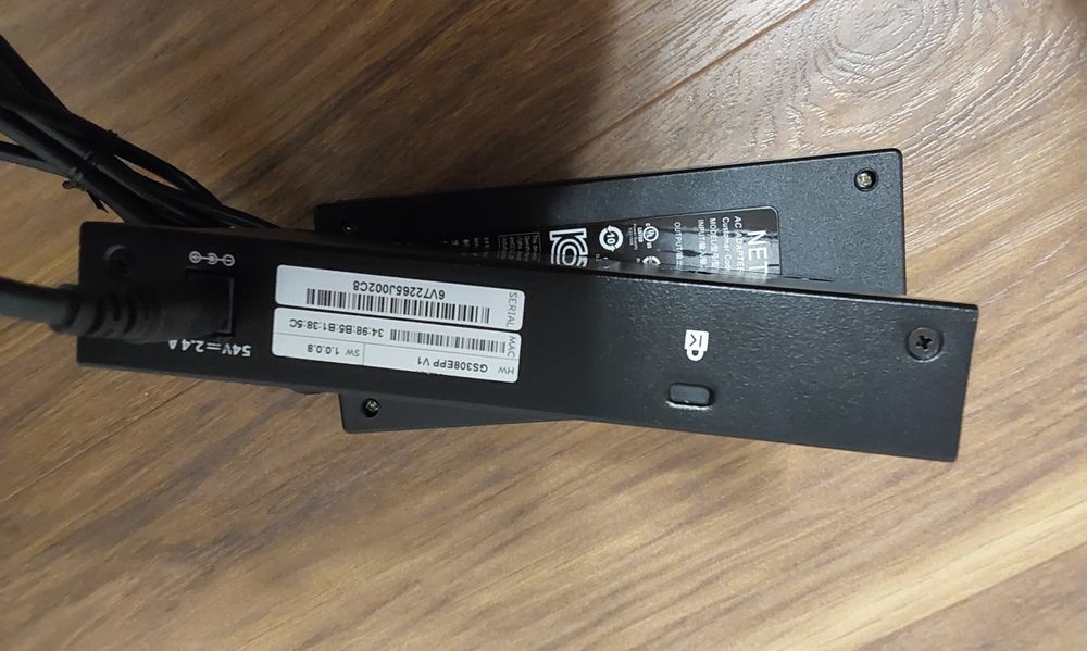 Switch de rețea NETGEAR, model GS308EPP, cu 8 porturi.