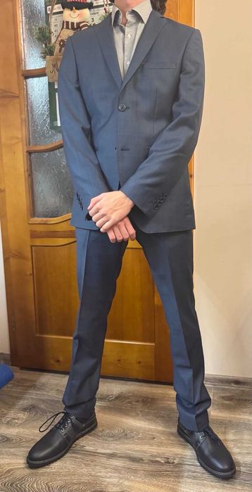 Продавам ползван абитуриентски костюм