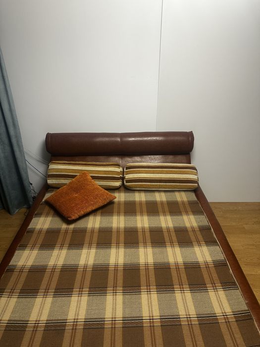 De vinzare pat tapitat cu pile mari