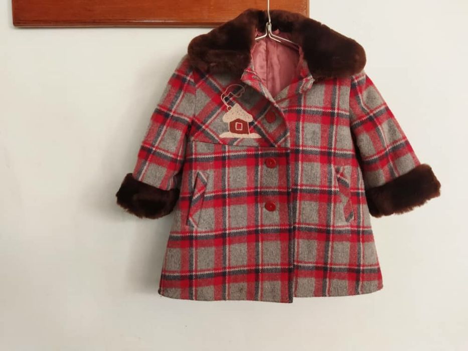 Пальто зимнее с меховым воротником для девочки на 1-2 года.