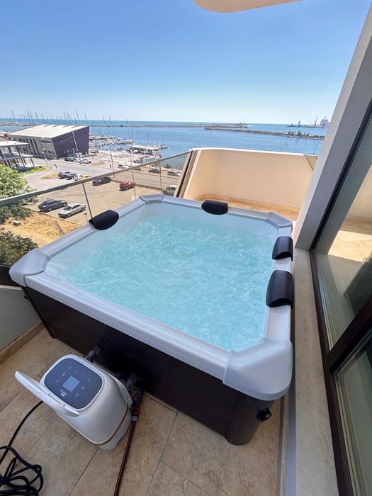 Apartamentul cu 3 camere , 2 băi si 3 terase + 2 locuri parcare si view direct spre portul turistic Mangalia