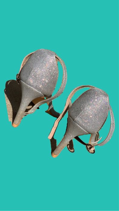 Сандали на висок ток