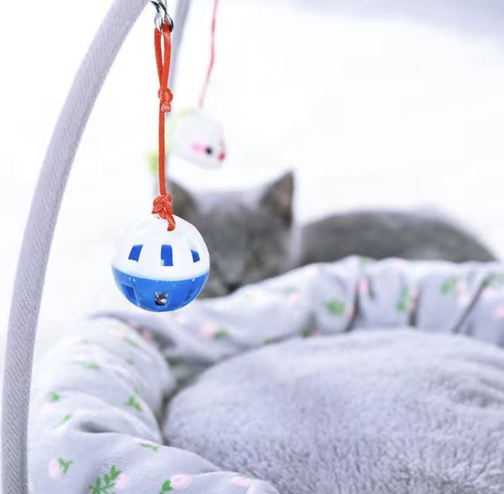 Лежак для кошек с игрушками