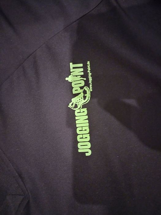 Черна спортна тениска