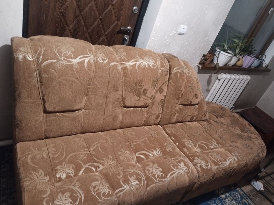 Стол орындық сатылады.