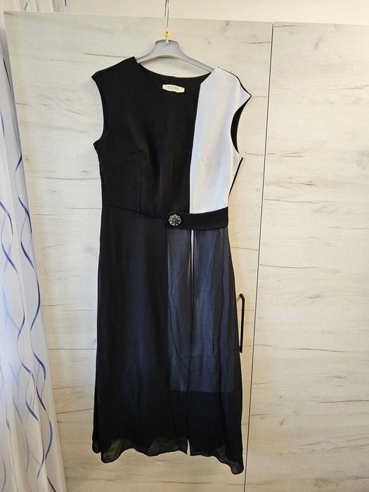 Rochie elegantă midi negru-alb, design asimetric, cu detaliu decorativ