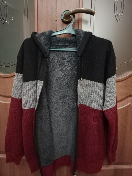 Продам теплую кофту