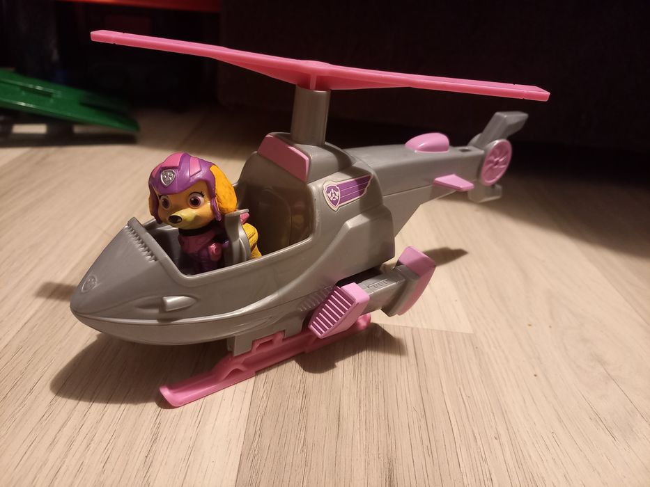Set Paw Patrol - Vehicul Deluxe cu figurina Skye