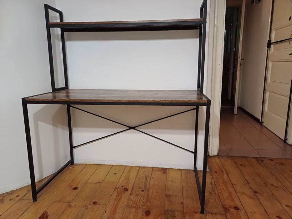 Продавам бюро чисто ново