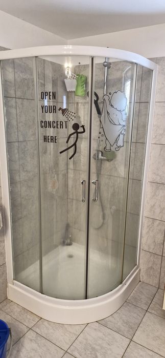 Cabina de dus cu cadă