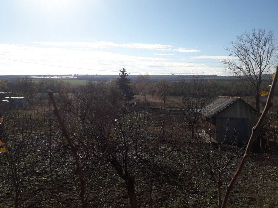 Продавам място с площ 730м2 с масивна вила в м-та Ямата на гр.Попово