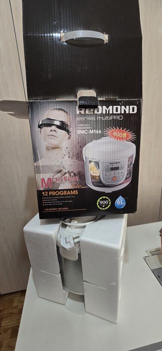 Мультиварка Redmond RMC-M166, 6 л, 900 Вт, в отличном состоянии