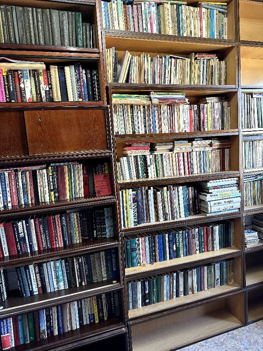 Продаются книжные полки. Со стеклами