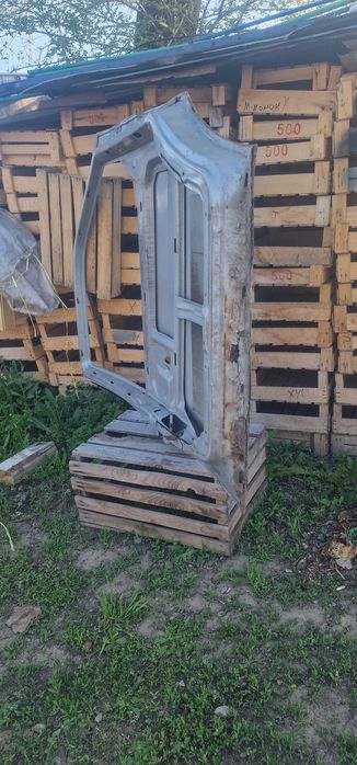 Продам двери на "мерседес-638".