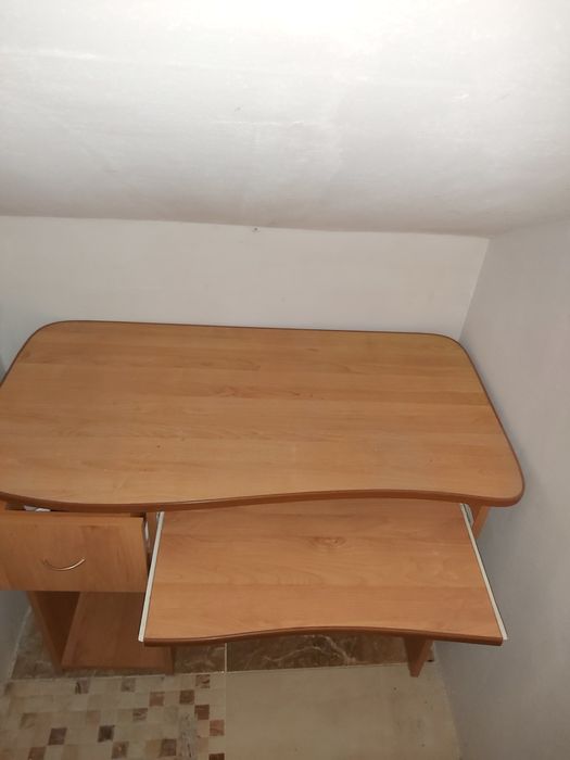 Продавам бюро в добро състояние цена 70 лв.
55 см × 75 см × 100 см