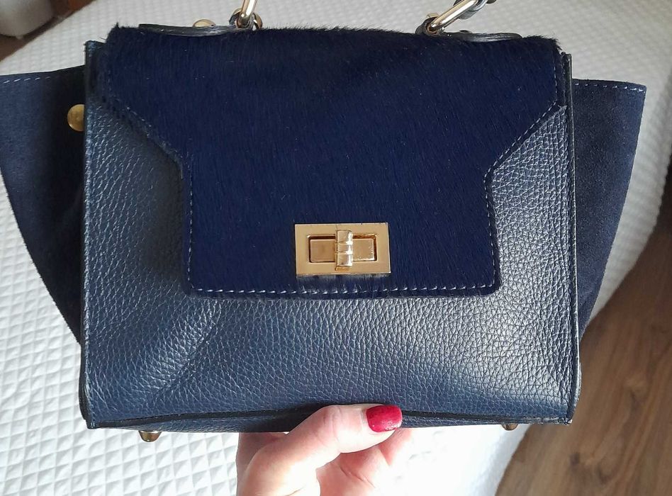 Тъмно синя чанта с капак от естествен косъм