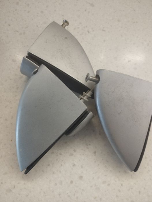 Стеклянные полки.