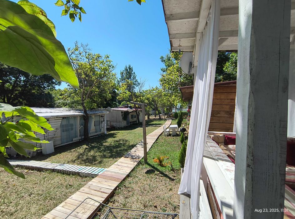 Продавам Стационарна Каравана с декинг и навес на къмпинг Якото Място