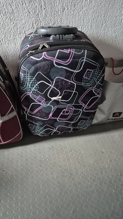 Куфари за път средна големина