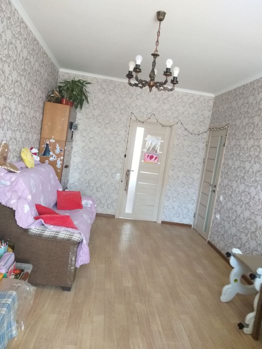 Чиланзар 11.  Срочно. Продается. 2 х комнатная квартира