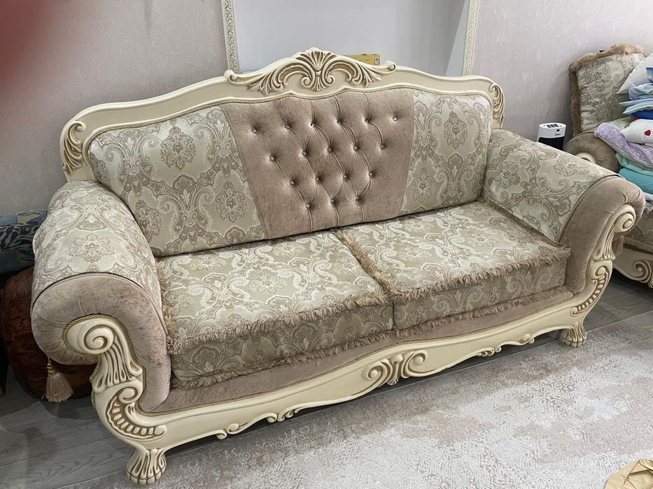 Продаётся мягкий уголок, диван и 2 кресла