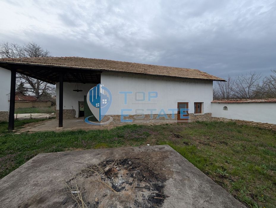 Двуетажна къща с голям двор и кладенец в село Ресен