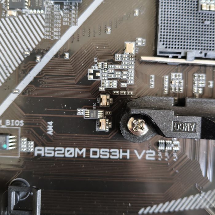 Материнские платы разные.