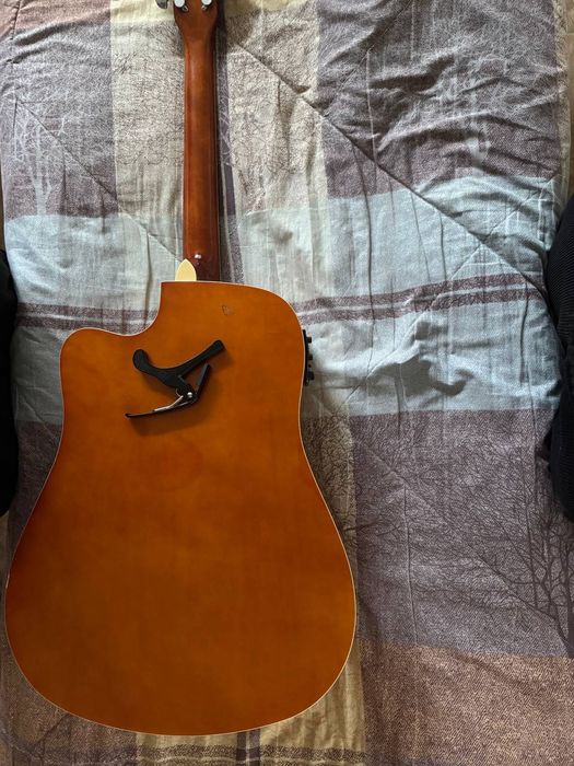 Gitara 41 razmer qirilgan surilgan joyi yoq hamma joyi ishlidi kalonka