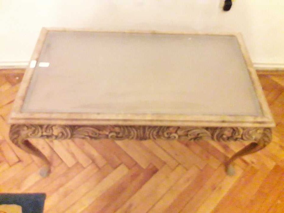Masa cu cadru din lemn sculptata manual incorporata cu blat de sticla