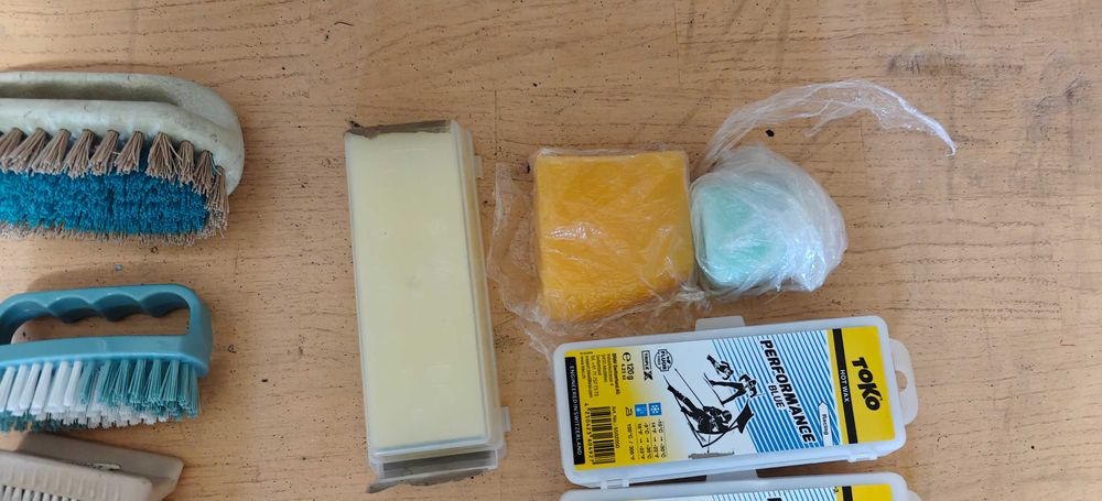 Kit reparatii schiuri (ceara, ascutitoare, pile, razuitoare, lamele, perii, cofix, fier calcat)