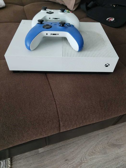 XBOX ONE S, приставка в отличном состоянии