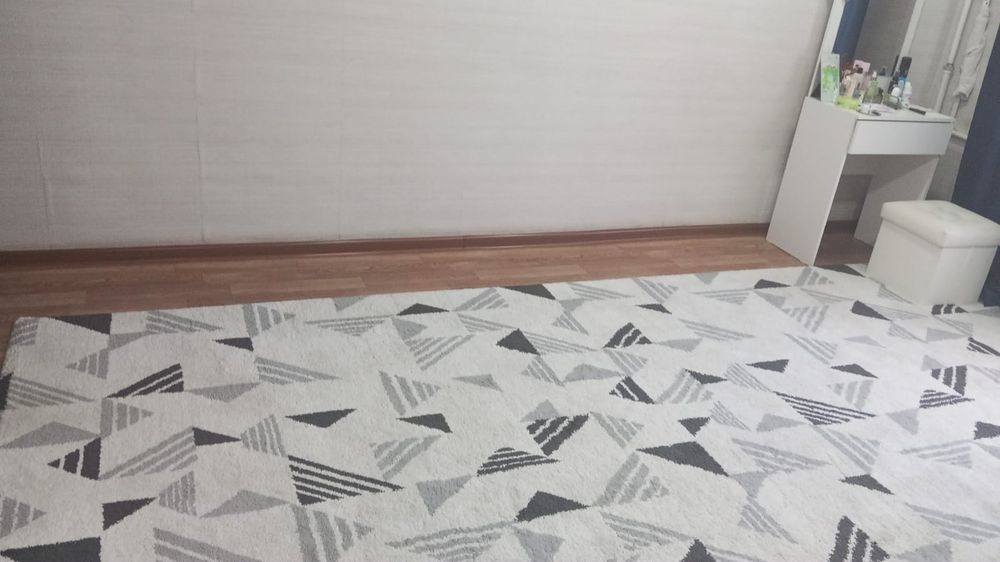 Продам ковёр белый