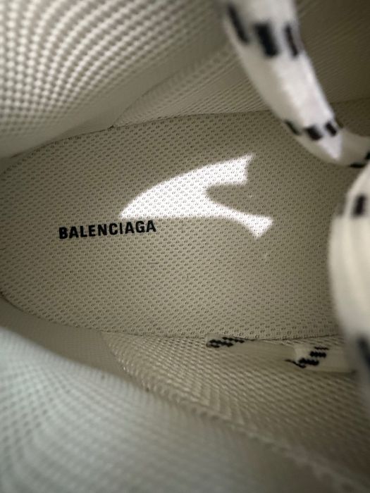 balenciaga triple s,mărimea 43 prețul este negociabil
