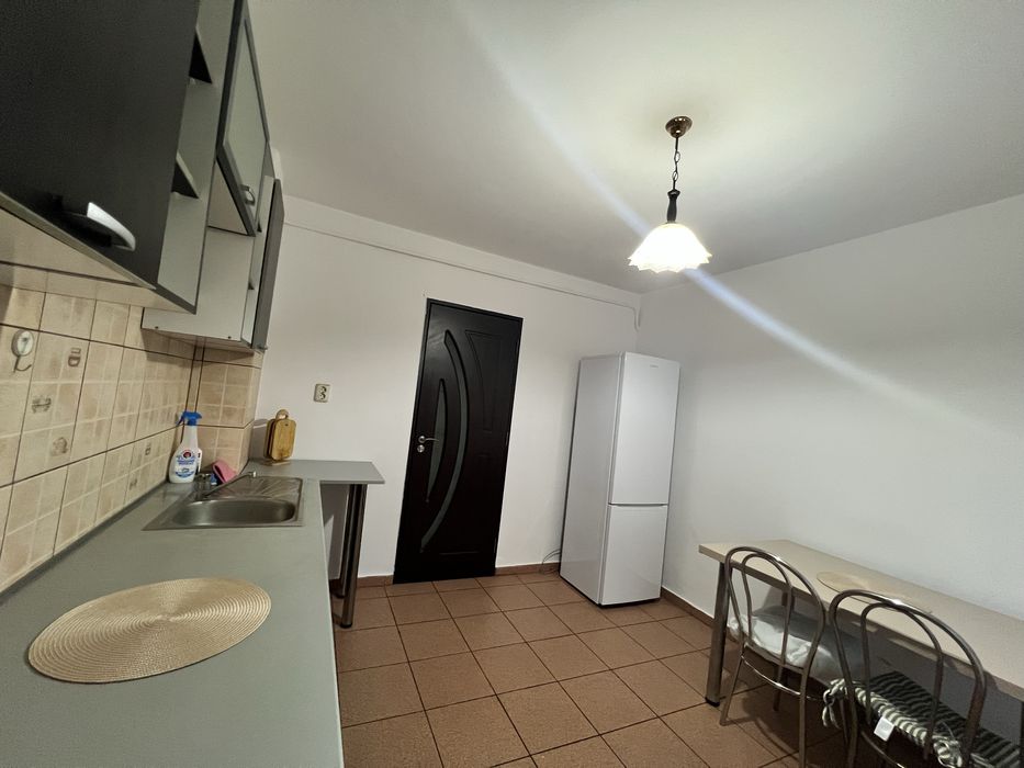 Inchiriez apartament 3 camere, zona Lipovei