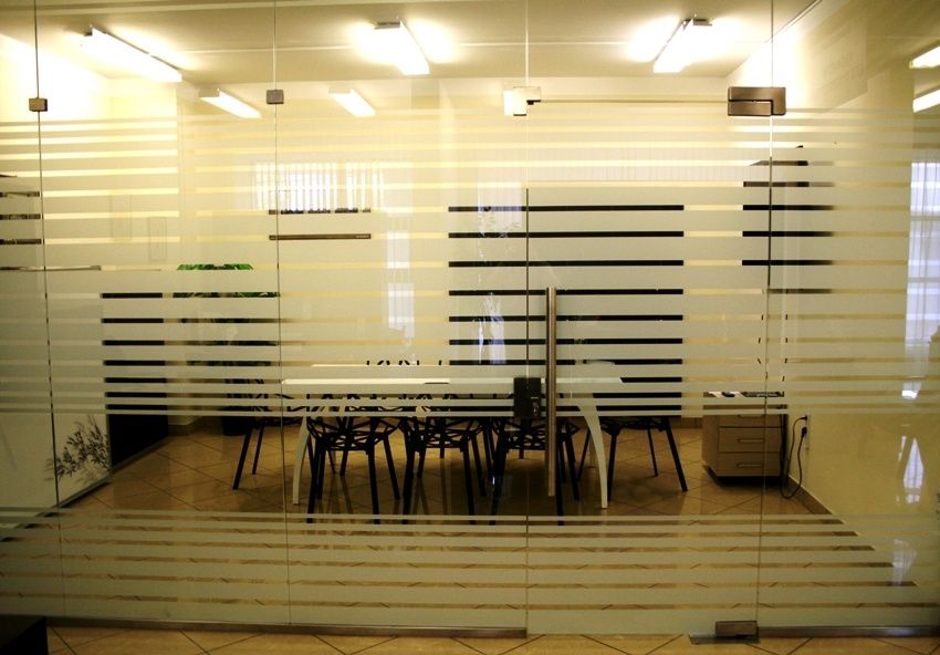 Полоски для офисных перегородок . Матовая Тонировка. Дизайнерские реше