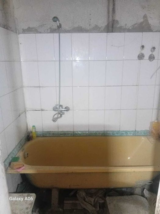 продается трехкомнатная квартира, без долгов, без ремонта.