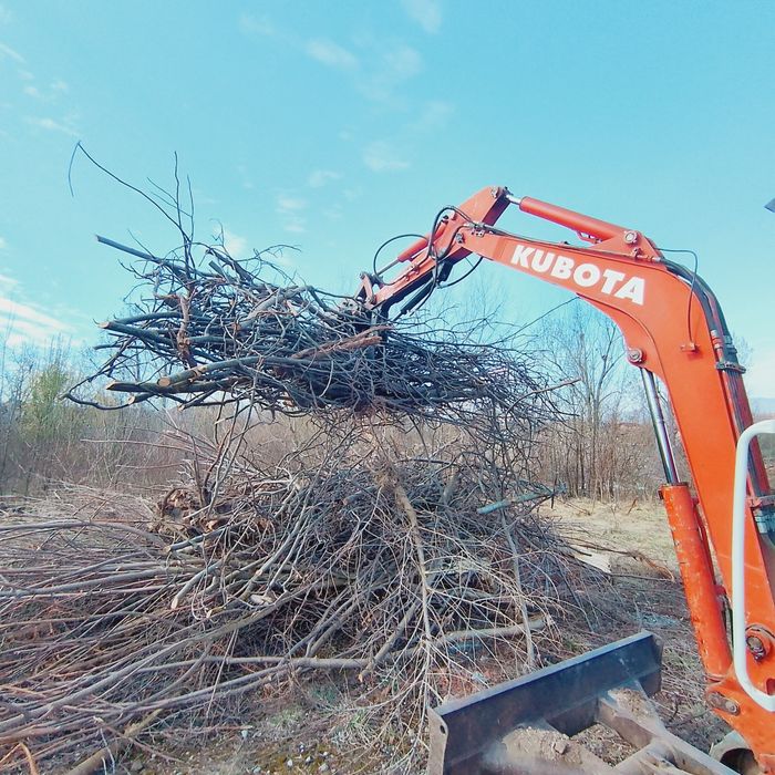 Închiriez  miniexcavator  servicii mini-excavator